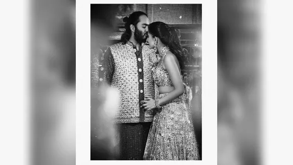 Anant Ambani gives Radhika Merchant a gentle kiss, highlights their bonding!