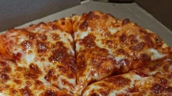 Woman takes revenge on ex by sending 100 pizzas (COD) on Valentine’s Day