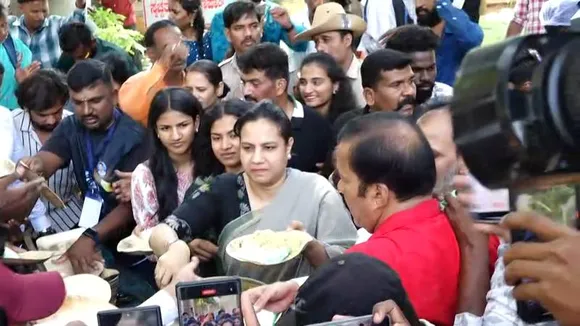 Bengaluru: Ashwini Puneeth Rajkumar distributes food to fans on Appu’s 50th birth anniversary