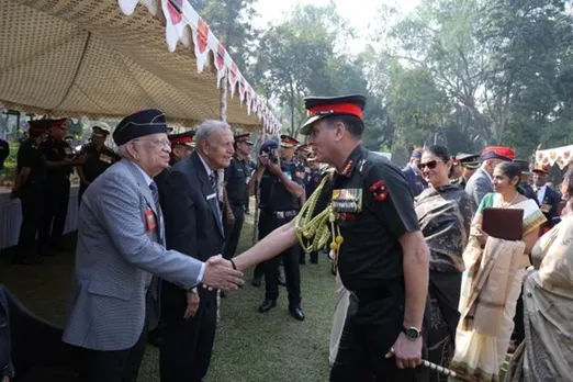 लेफ्टिनेंट जनरल धीरज सेठ द्वारा पुणे दक्षिणी कमान युद्ध स्मारक पर विजय दिवस 2025 पुष्पचक्र अर्पण