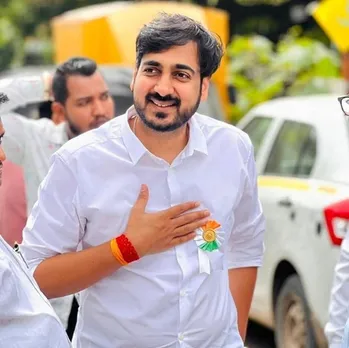 Surendra Pathare addressing supporters in East Pune during PMC election campaign with BJP leaders on stage