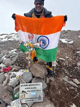अतुल लढ़ा माउंट अकोंकागुआ शिखर पर भारत का तिरंगा लहराते हुए, ग्वालियर उद्योगपति सबसे उम्रदराज़ भारतीय पर्वतारोही