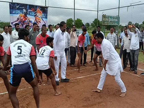 Telangana Minister Ponnam Prabhakar joins students in kabaddi match  (Photo X/@Ponnam_INC)