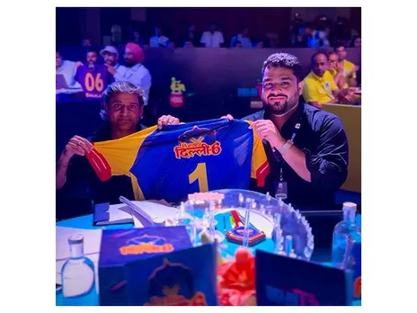 Vijay Dahiya holding Purani Dilli 6 jersey at Delhi Premier League 2025 auction (Photo: DPL)