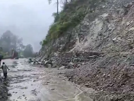 Badrinath National Highway blocked due to debris (Photo/@chamolipolice)