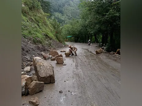 Home Guard personnel removes boulders from Gopeshwar-Ghingran road (Photo/@chamolipolice)