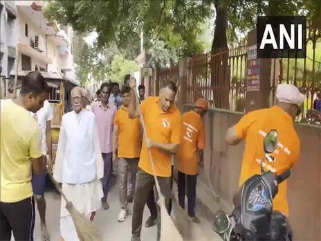 Sanitation workers and people of Mankameshwar Ward take out a cleanliness drive in Lucknow (Photo/ANI)