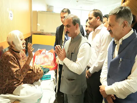 CM Sukkhu inquiring the well being of injured (Photo/ANI)