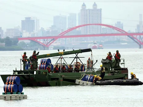Taiwan conducts live explosive Han Kuang drills along Tamsui River to block Chinese PLA amphibious assault aimed at capital (Photo credit: Central News Agency (Taiwan)
