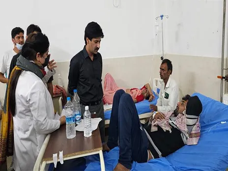 Deputy Commissioner of Anantnag interacts with injured pilgrims at GMC (Photo/ANI)