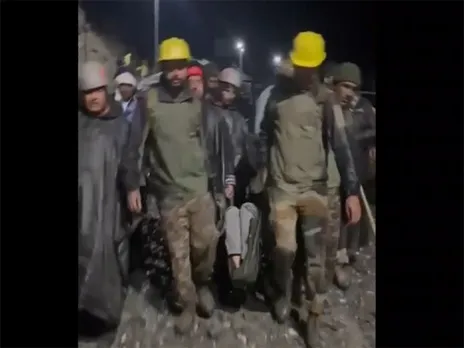 Indian Army assisting Amarnath yatris (Photo/ANI)
