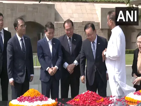A south Korean delegation led by Kim Boo Kyum at Raj Ghat in New Delhi on July 18 (Photo/ANI)