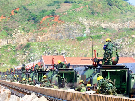 Troops at a defensive installation in Lienchiang County’s Dongyin Island conduct joint fire strike operations during the annual Han Kuang exercises(Photo/Central News Agency of Taiwan (CNA))