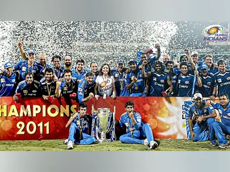 Mumbai Indians with CLT20 trophy (Photo: Mumbai Indians)