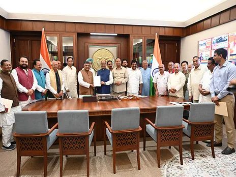 MPs submit memorandum to LS Speaker (Photo/ANI )
