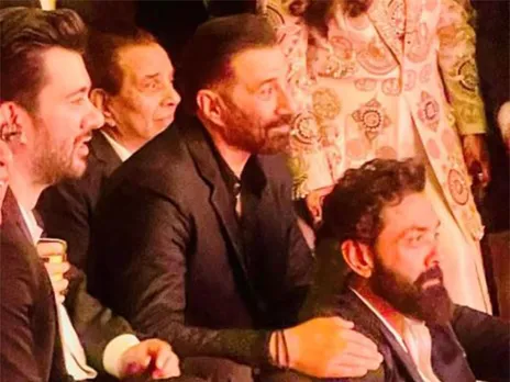 Sunny Deol with family members (Photo/Instagram@iamsunnydeol)