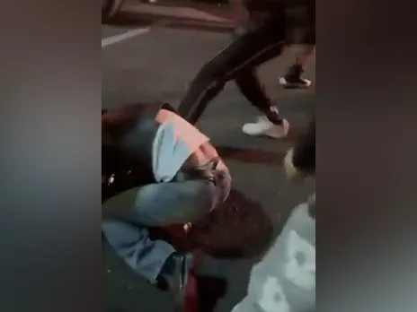 Screengrab of viral video of assault on Indian man in Adelaide (Photo/ Video Screengrab)