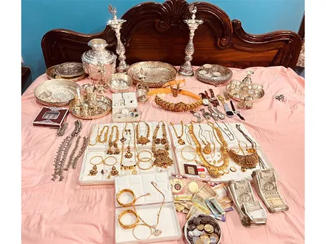 Gold ornaments, cash, watches and other articles were found in the residence of Maruthi Bagli (Photo/ Karnataka Lokayuktha)