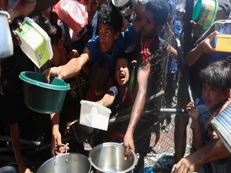 Starving Palestinians scramble for food aid in Nuseirat, central Gaza Strip (File Photo/Reuters)
