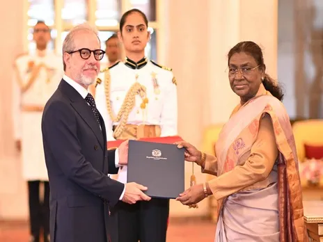 Francisco Manuel Compres Hernandez, Ambassador of the Dominican Republic presents credentials to President (Image: X@rashtrapatibhvn)