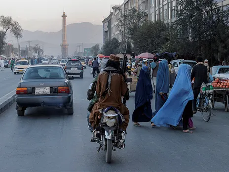Afghan women walk past Taliban patrol in Kabul as UN warns of rising ISIS-K threat and renewed terror risks (Photo/Reuters)