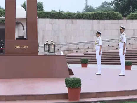 Vice Admiral Sanjay Vatsayan paying tributes at Amar Jawan Jyoti (Photo/ANI)
