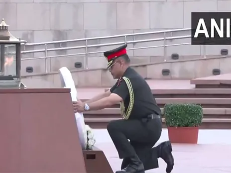 Lt Gen Pushpendra Singh lays wreath at National War Memorial (Photo/ANI)