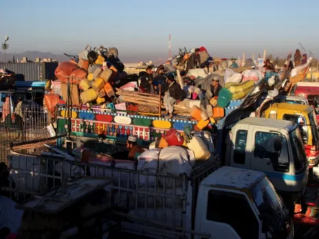 Afghan nationals sit atop a truck with belongings at Chaman Border as they return to Afghanistan from Pakistan, November 10, 2023 (File Photo/Reuters)