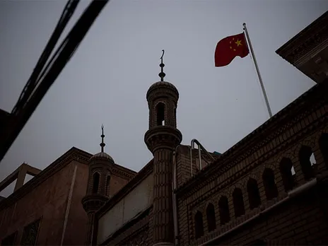 The Chinese national flag flies over a mosque in the old city in Kashgar, Xinjiang Uyghur Autonomous Region, China (Photo/Reuters)