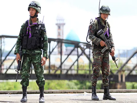 Soldiers hold their weapons at a checkpoint in Yala, a troubled southern province (File Photo/Reuters)