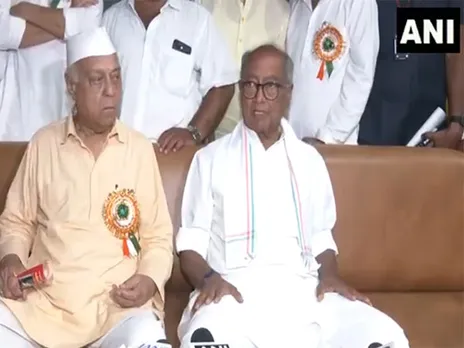 Senior Congress leader Digvijaya Singh (right) (Photo/ANI)