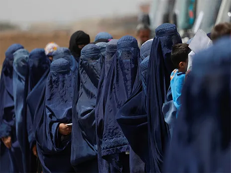 Displaced Afghan women wait to receive cash aid in Kabul, Afghanistan (File Photo/Reuters)