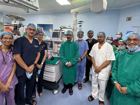 Himachal Pradesh Chief Minister Sukhvinder Singh Sukhu along with doctors at robot-assisted surgical facility in IGMC, Shimla (Photo/X: @SukhuSukhvinder)