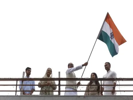 Union Minister Shivraj Singh Chouhan along with his family at his Bhopal residence (Photo/ANI)