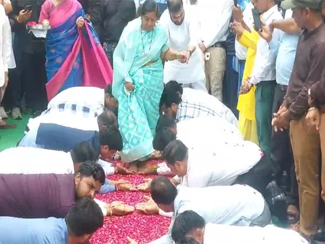 Martyr’s mother Kalpana Surve walking upon palms of youth (Photo/ANI)