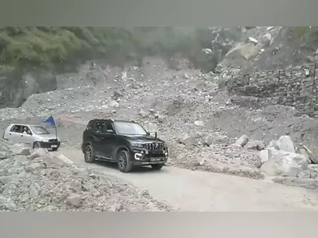 Visual showing traffic movement on Badrinath highway (Photo/X @chamolipolice)