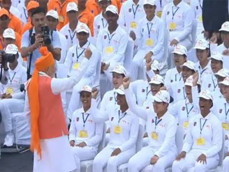 Prime Minister Narendra Modi interacting with special guest students at Red Fort (Photo/DD)