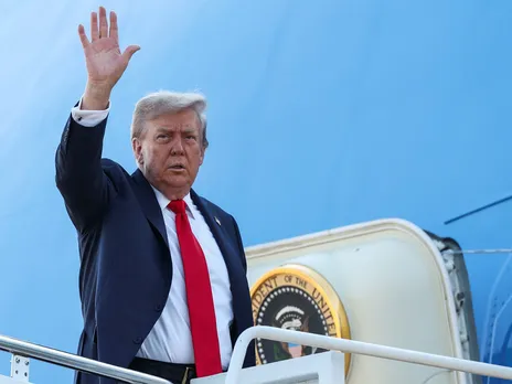 US President Trump waves while boarding Air Force One, as he departs for Alaska to meet with Russian President Vladimir Putin (Photo/ Reuters)