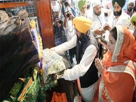 Punjab CM Mann pays obeisance at Tilla Baba Sheikh Farid (Photo/ANI)