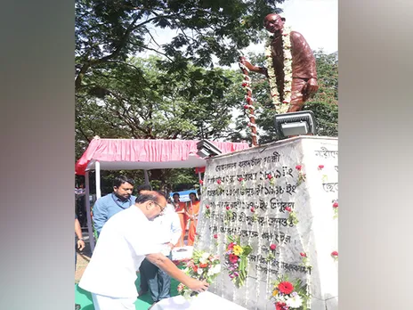 Tripura Governor pays tribute to Mahatma Gandhi (Photo: Raj Bhavan, Tripura)