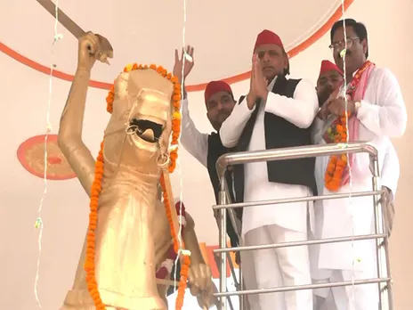SP chief Akhilesh Yadav pays tributes to freedom fighter Avantibai Lodhi (Photo/ANI)