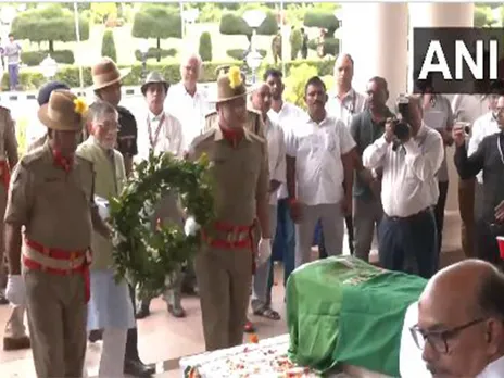 Jharkhand Governor Santosh Gangwar pays tribute to Education Minister Ramdas Soren (Photo/ANI)
