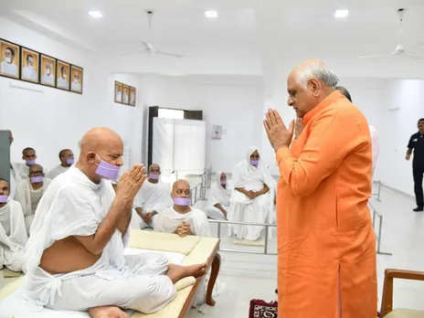 Gujarat Chief Minister Bhupendra Patel (right) with Acharya Mahashraman ji (left) Photo/Gujarat CMO)