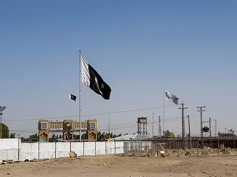General view of Pakistan and Taliban flags at the Friendship Gate crossing on the Pakistan-Afghanistan border in Chaman, Pakistan (Photo/Reuters)