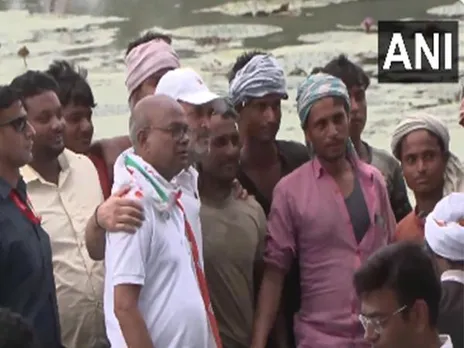 Congress MP Rahul Gandhi meets Makhana farmers in Katihar (Photo/ANI)