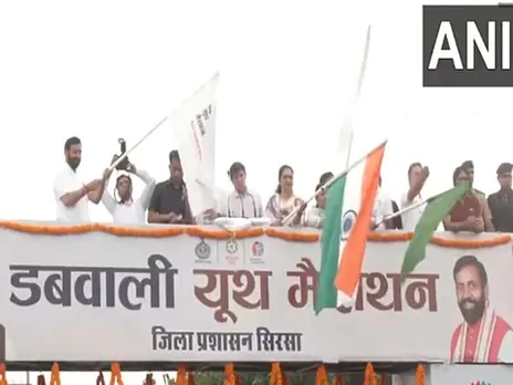 Haryana CM Nayab Singh Saini flagswhile flagging off Dabwali Youth Marathon (Photo: ANI)