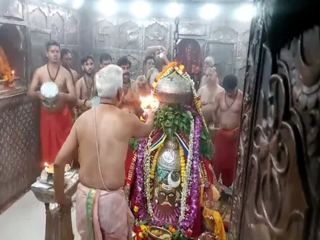 Aarti being performed at Mahakaleshwar temple (Photo/ANI)