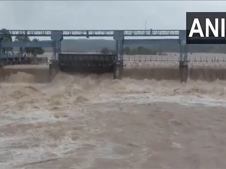 J-K: Ravi river floods Lakhanpur after Ranjit Sagar dam gates opened. (Photo/ANI)