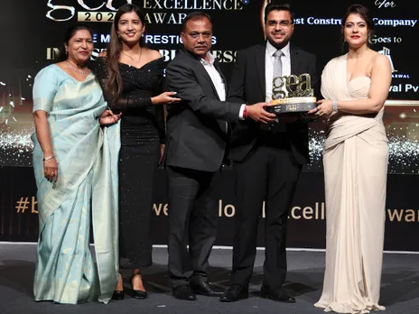 On stage at the Global Excellence Awards 2025, the Agarwal family—Sanjay Agarwal, Vaibhav, Shalini, and Simran—accepts the Best Construction Company in North India award from Kajol Devgan