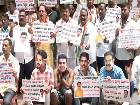 Congress workers hold protest against BJP, JDS in Bengaluru (Photo/ANI)